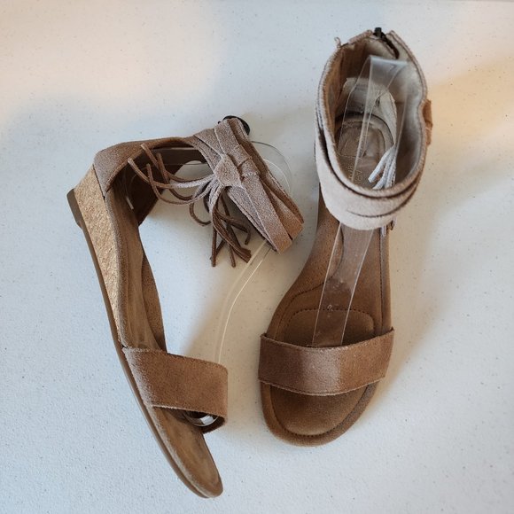 Koolaburra Wedge "EUC" - Picture 13 of 14